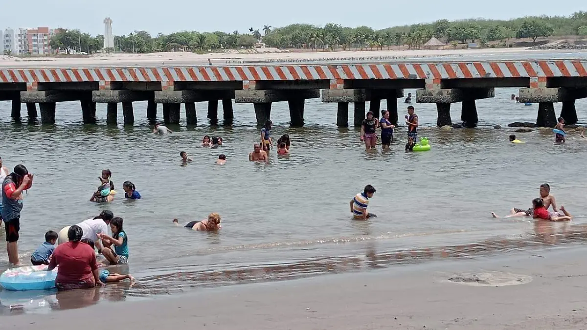 TURISTAS EN LA PLAYA